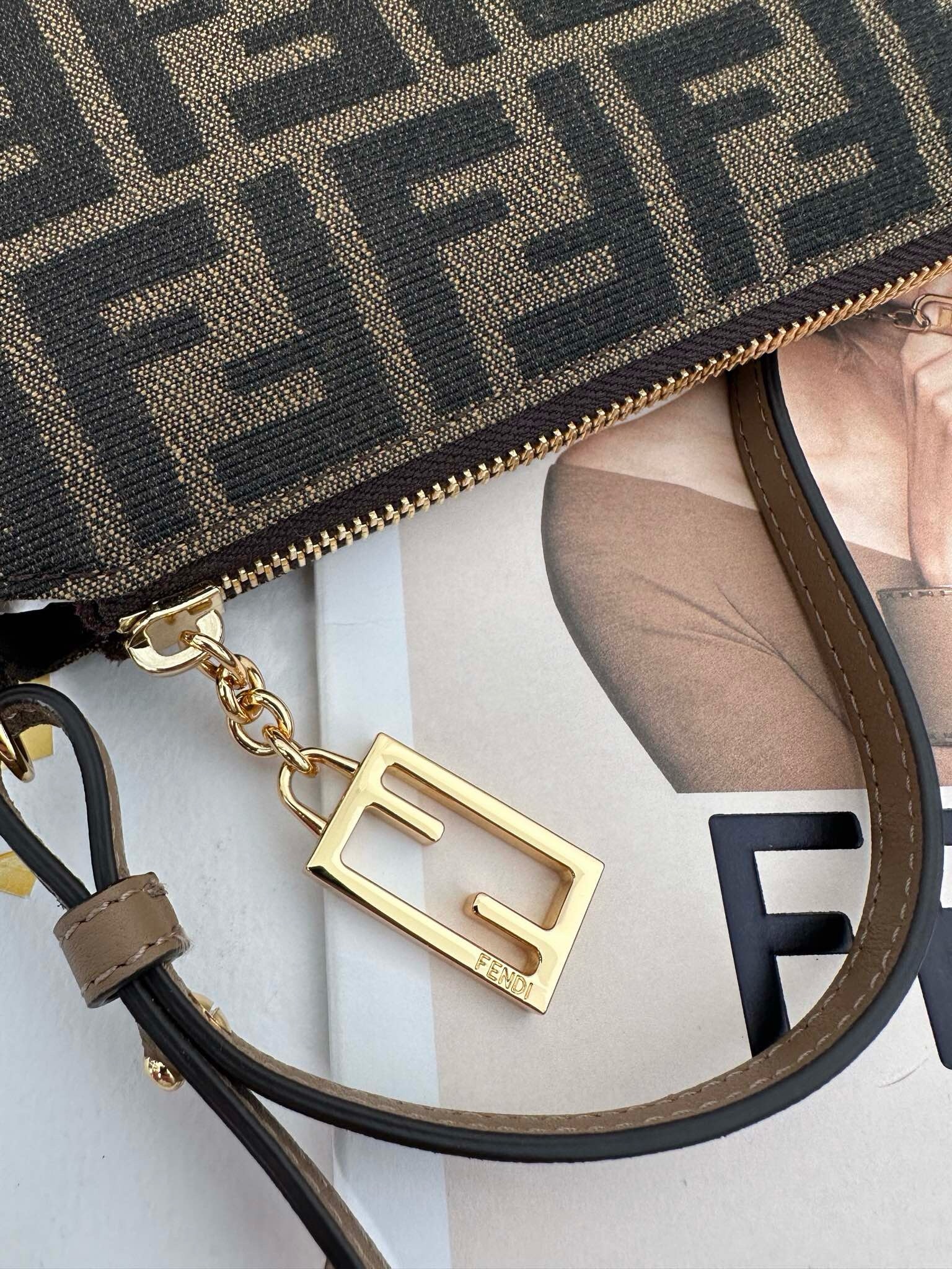 ポーチ Fendi Baguette Pouch Tessuto Ff Qb4 Baguette Pouch Fabric Brown | Fendi
